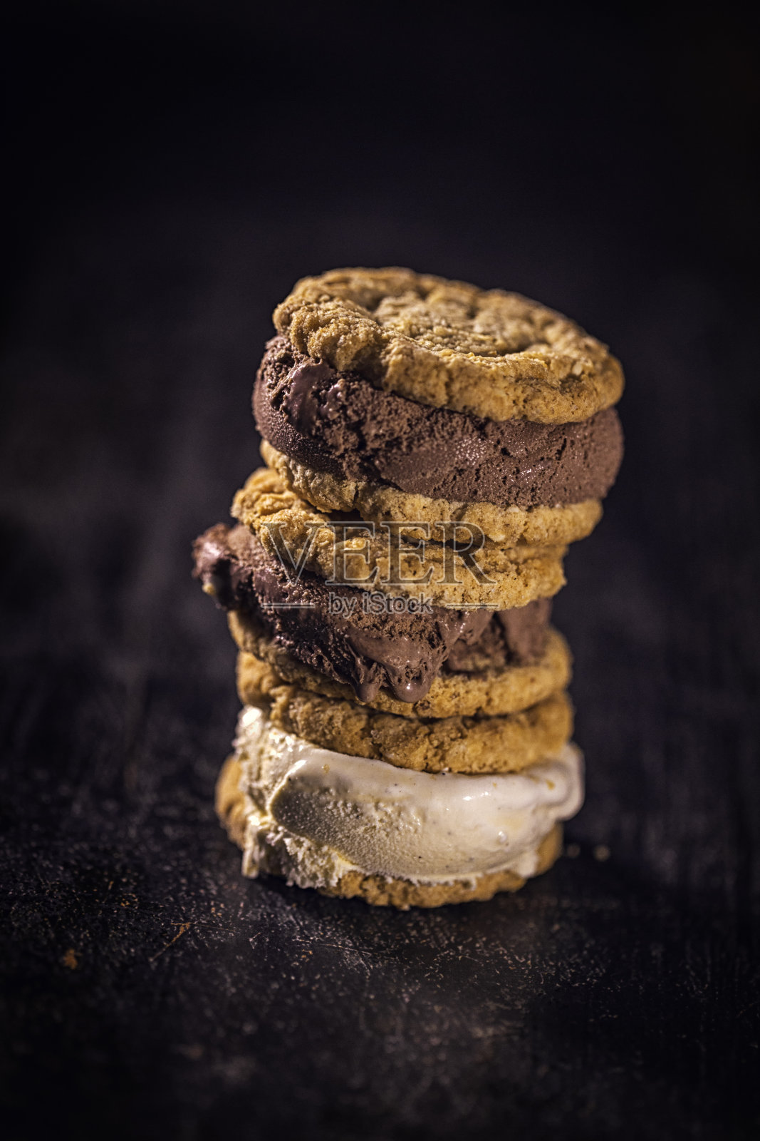 自制巧克力和香草冰淇淋三明治照片摄影图片