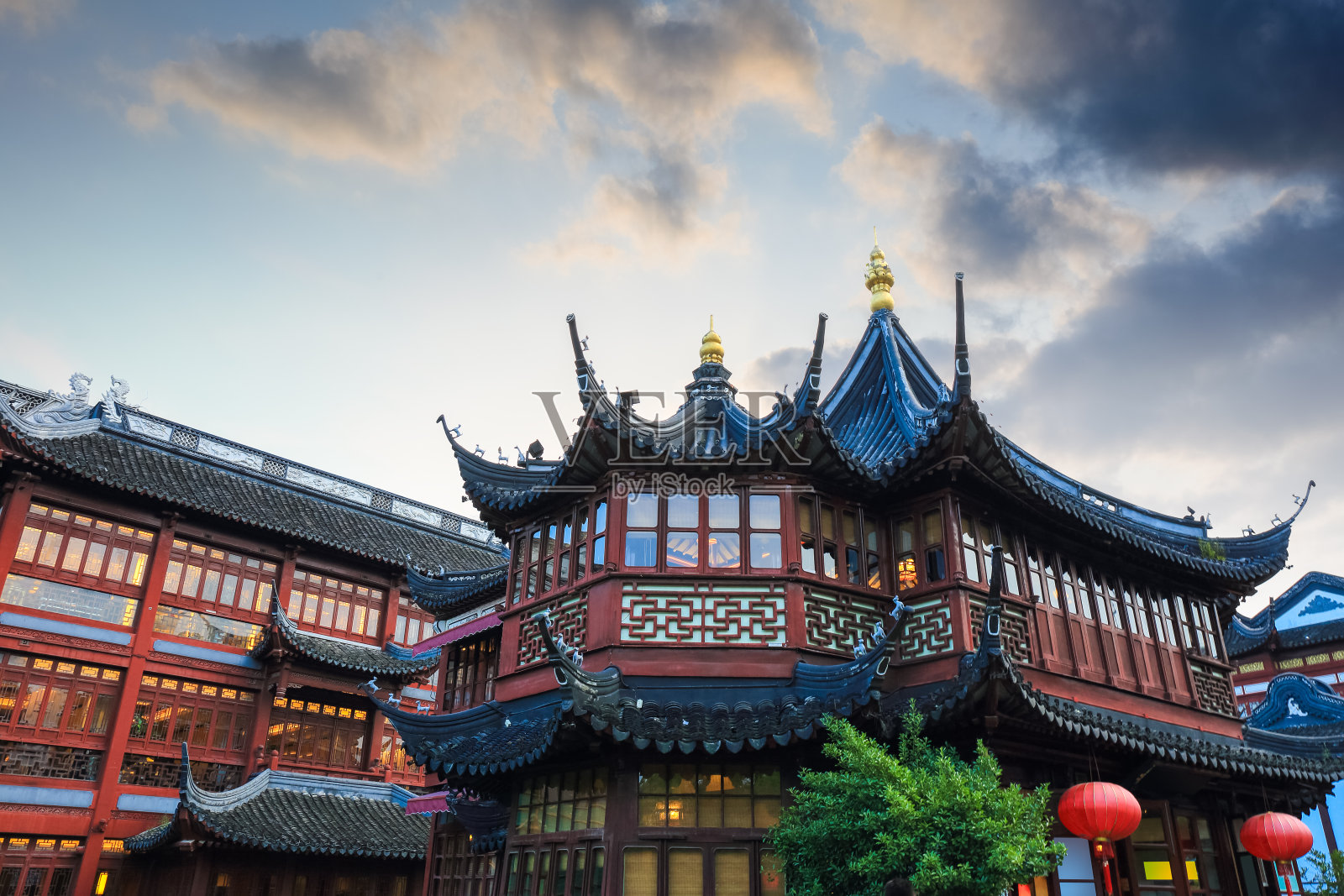 黄昏时分的中国传统建筑照片摄影图片