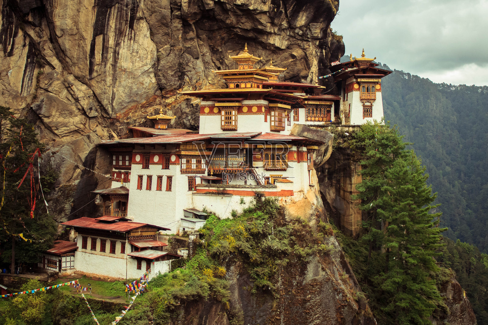 Taktshang Goemba(虎穴寺)，不丹，在一座悬崖上照片摄影图片