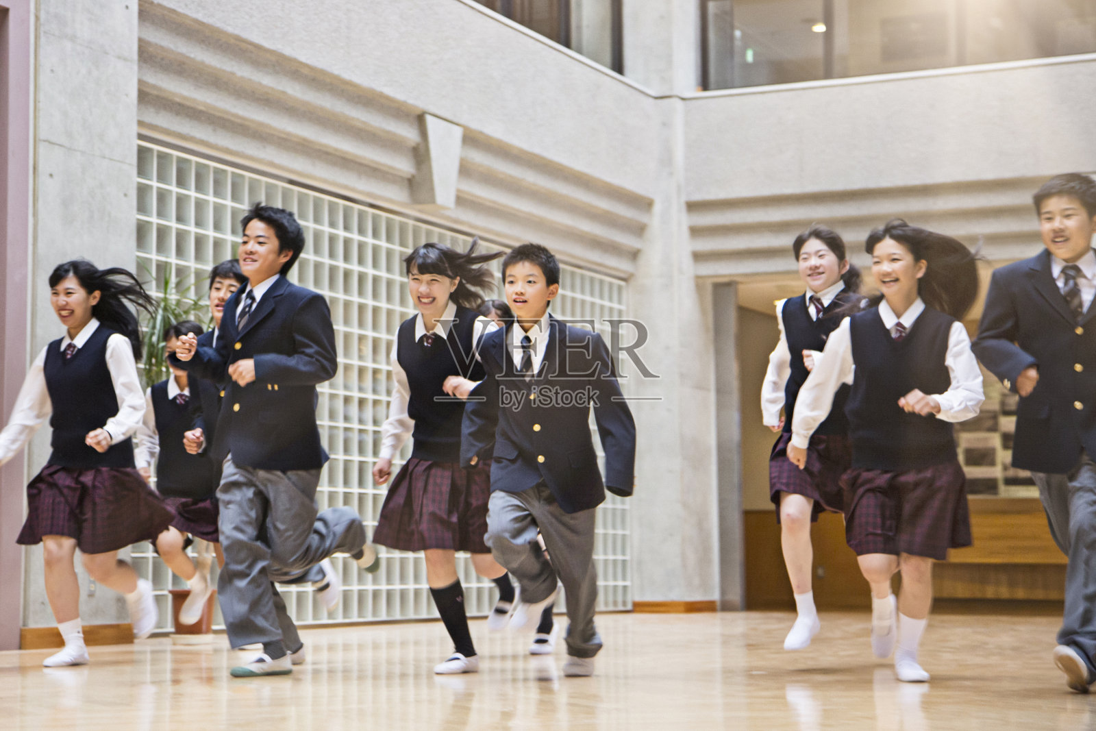 日本学生在学校走廊里跑步照片摄影图片