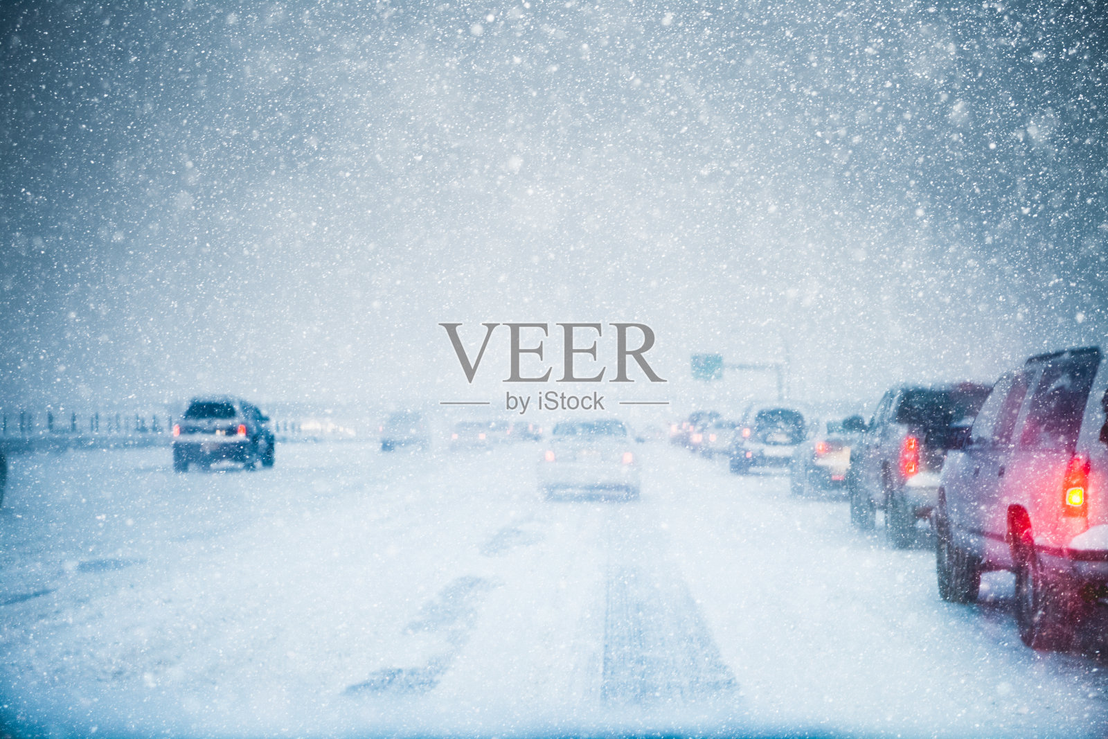 在冬季暴风雪中，交通缓慢前行照片摄影图片