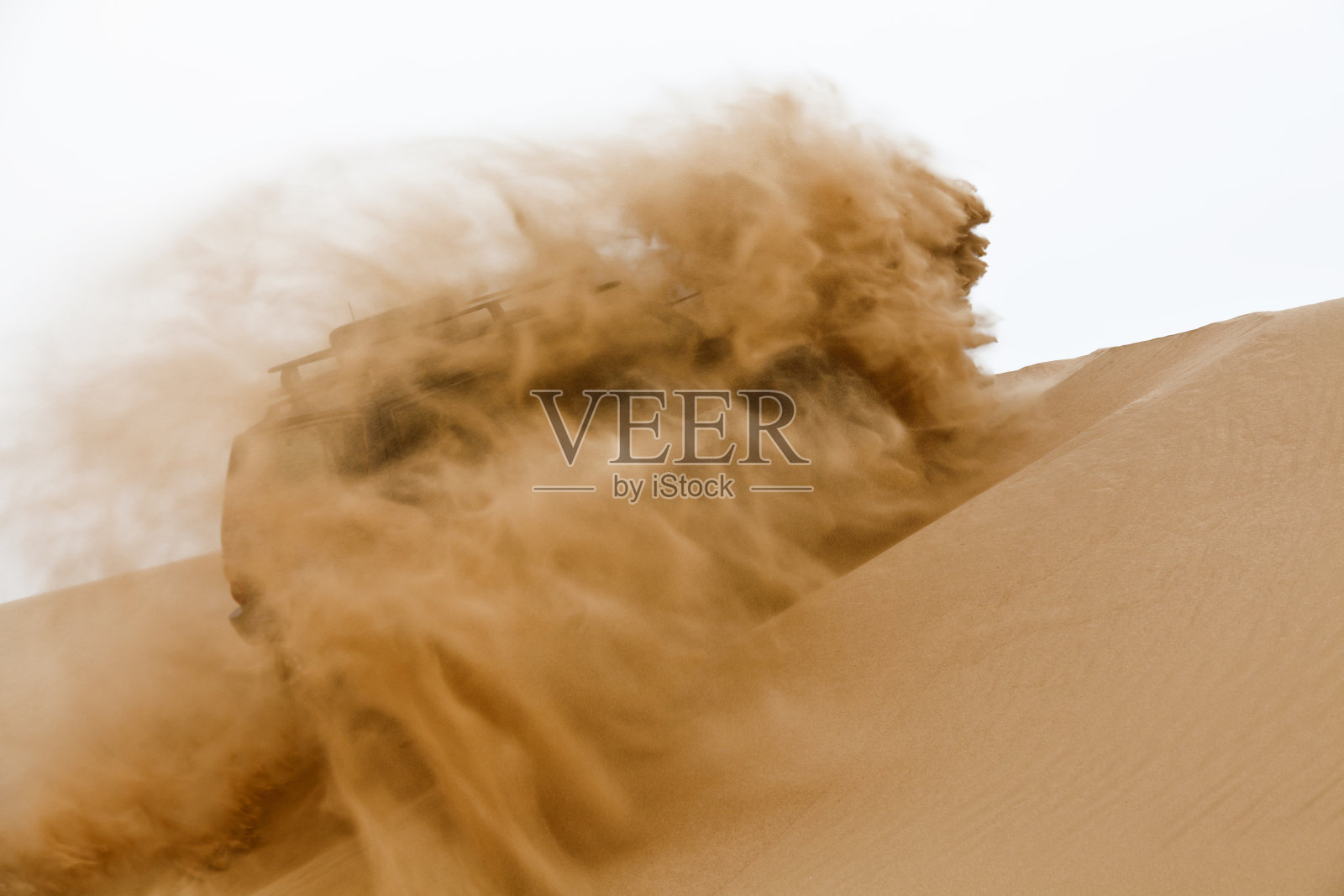 越野车在沙丘上行驶照片摄影图片