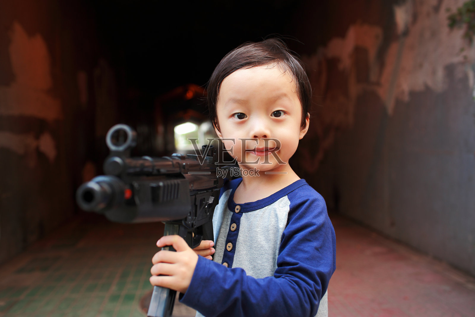 孩子们想玩玩具枪照片摄影图片