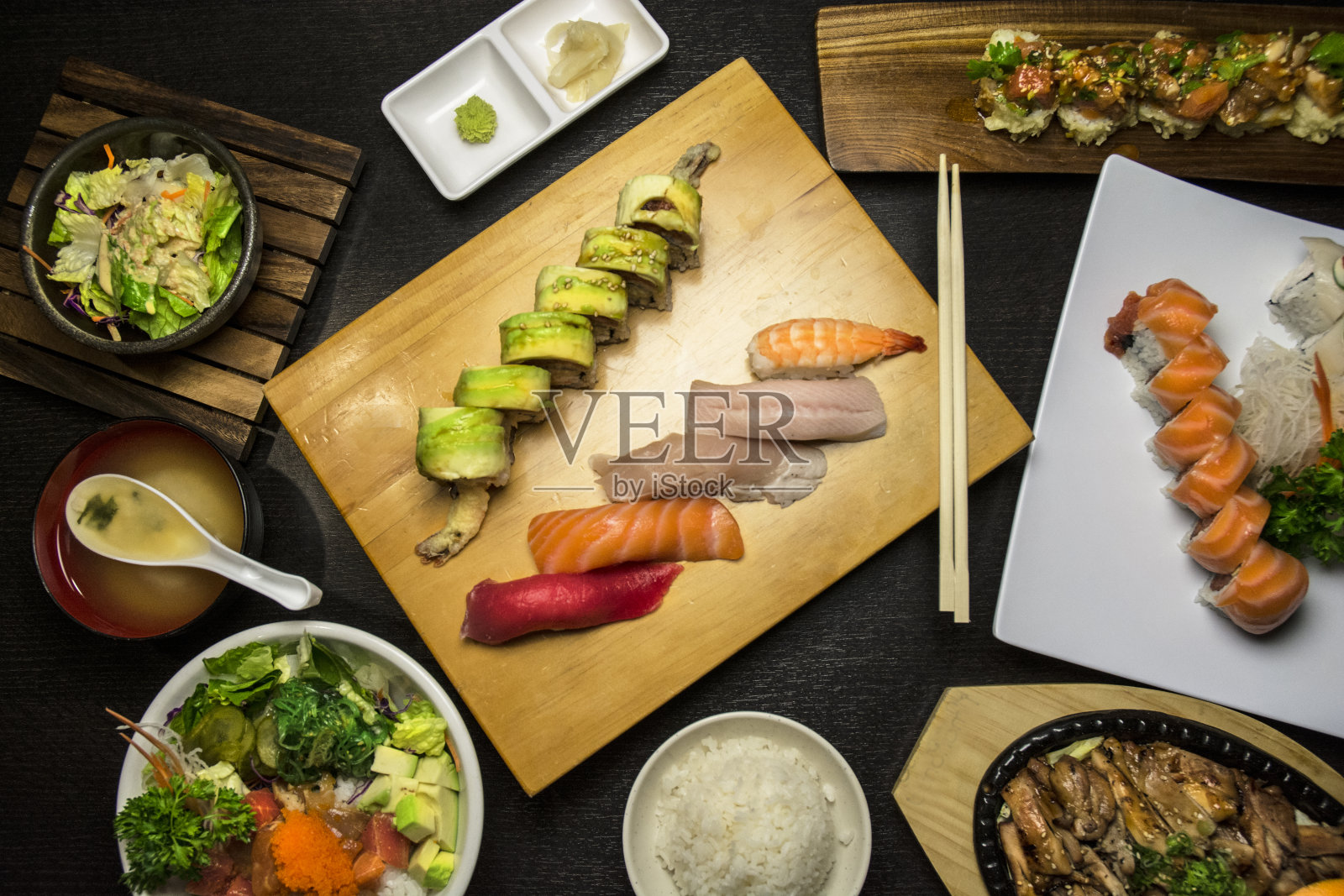 彩色日本寿司和生鱼片英雄镜头照片摄影图片