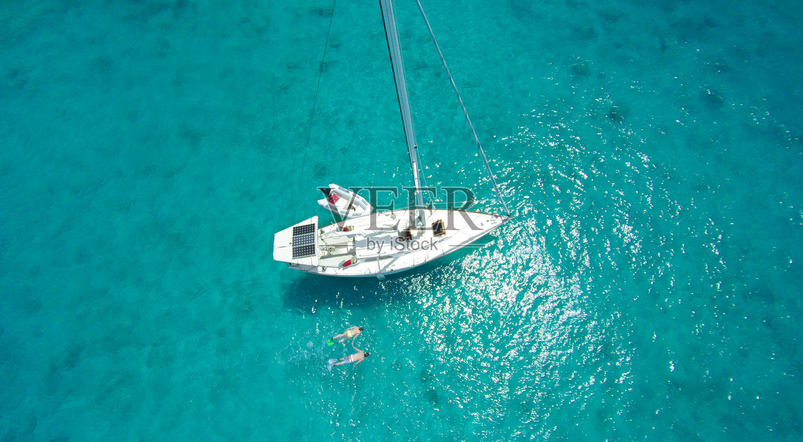 一对夫妇乘帆船在加勒比海浮潜的鸟瞰图照片摄影图片