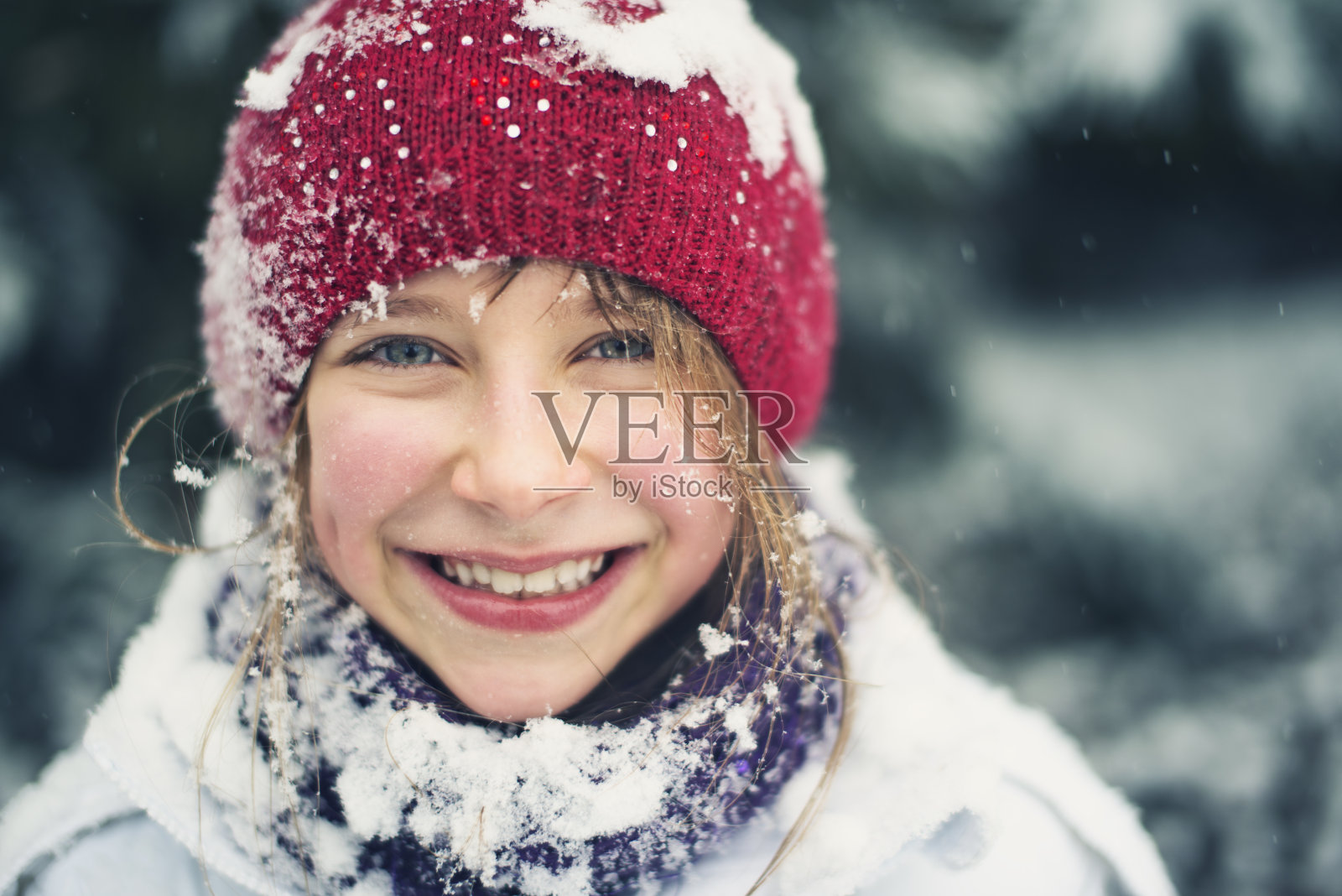 冬天一个小女孩的肖像笑着照片摄影图片