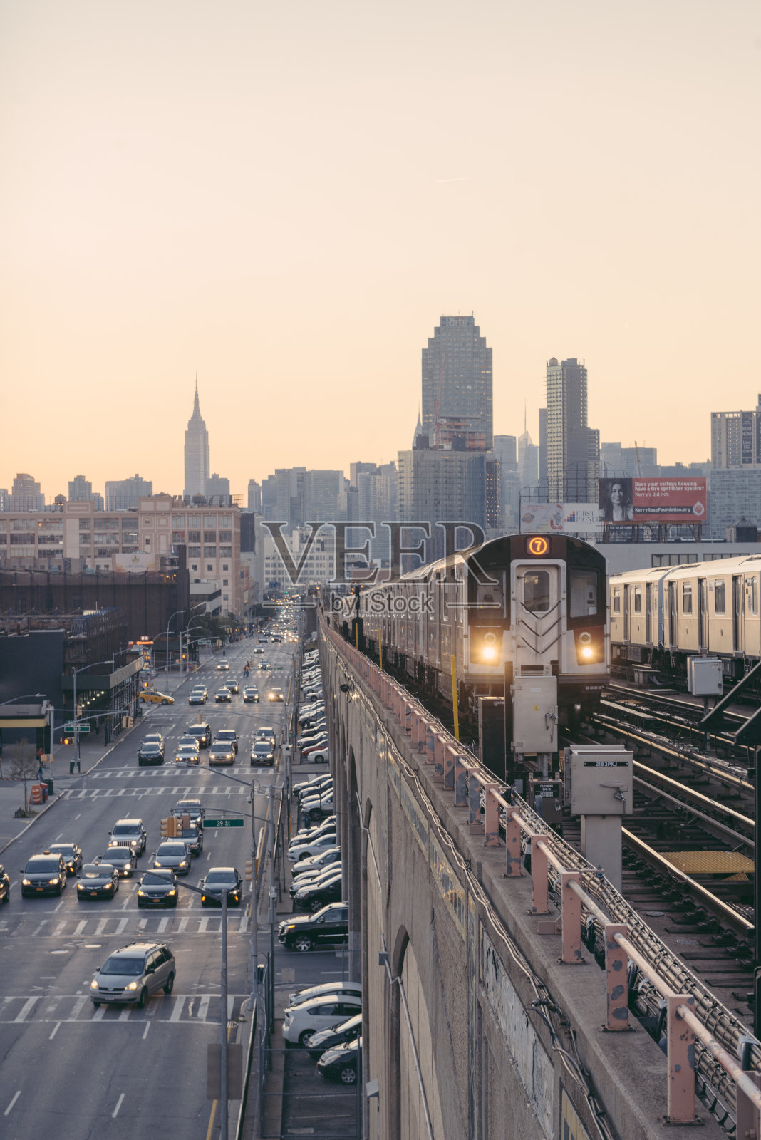 纽约地铁列车在高峰时间日落时驶向皇后区照片摄影图片