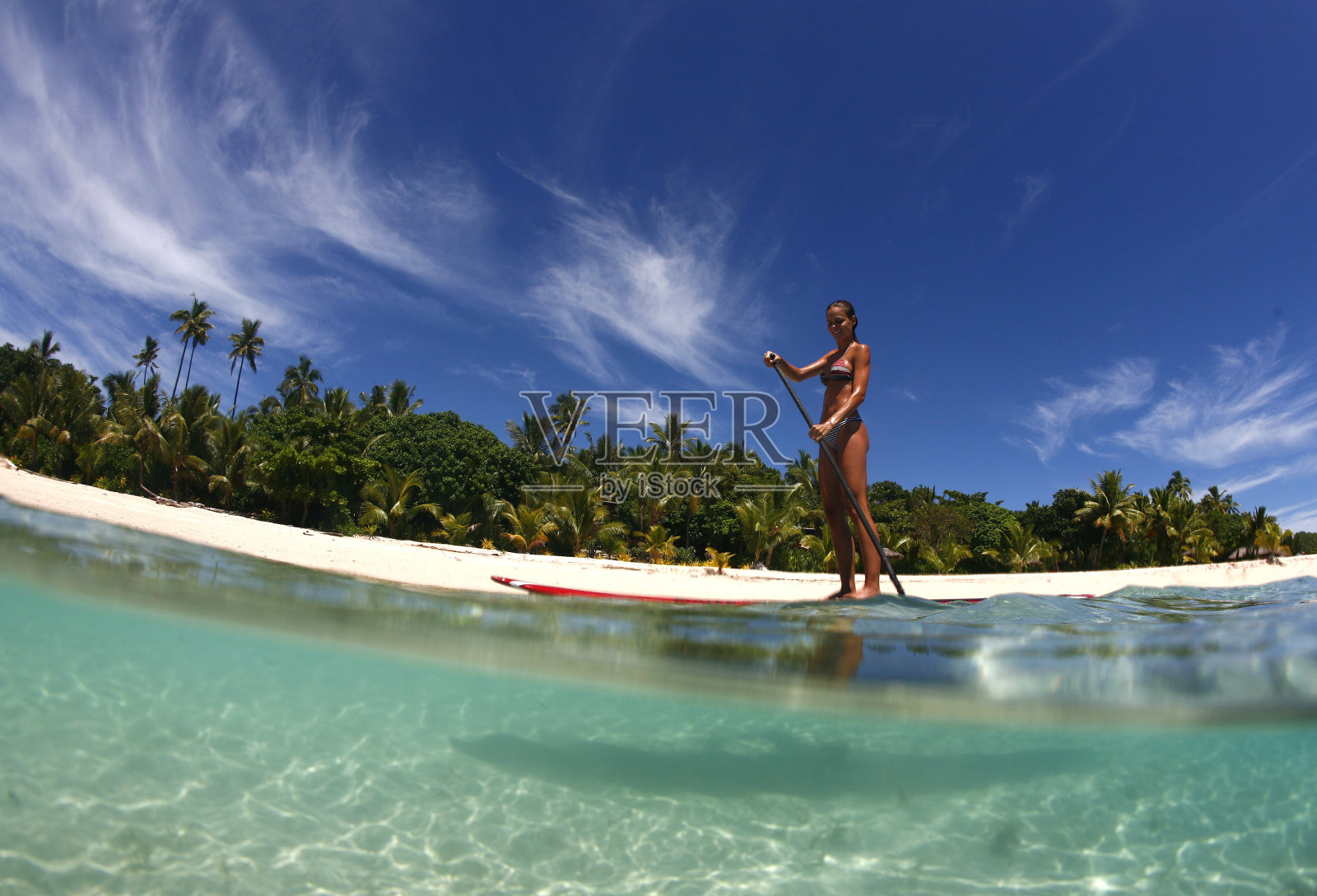 在斐济，站立式桨滑板照片摄影图片