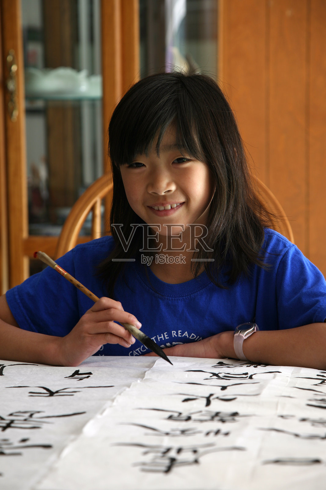 小女孩练习书法照片摄影图片