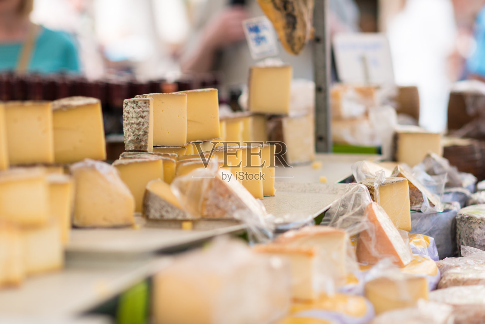 市场摊位上的不同陈年奶酪照片摄影图片