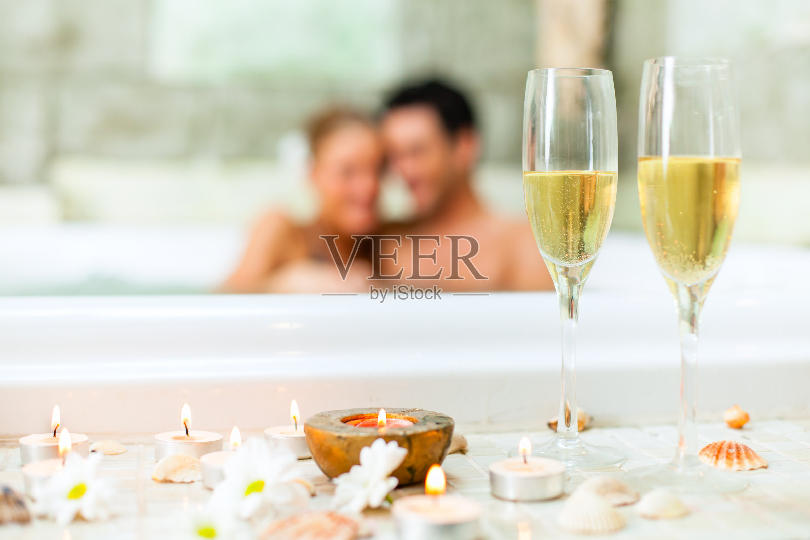 一对夫妇在热水浴缸中放松照片摄影图片