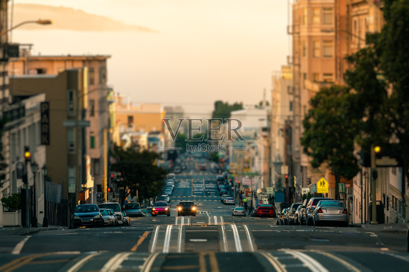 清晨，加州旧金山街道上的汽车照片摄影图片