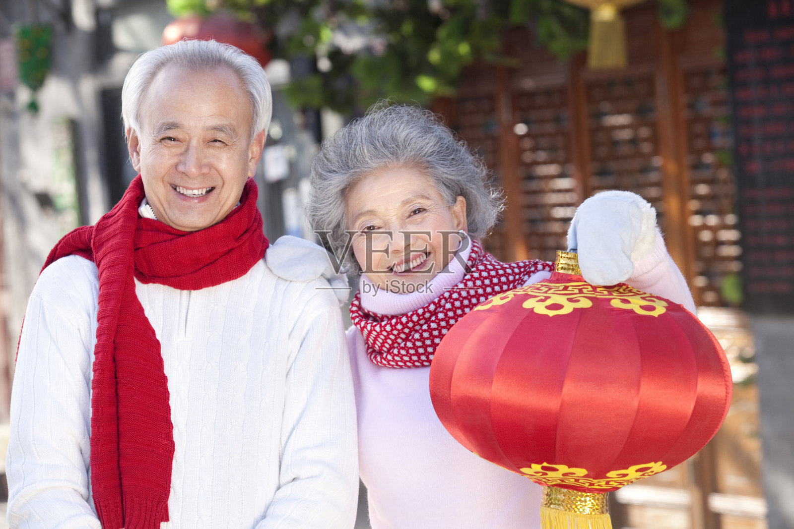 一对老年夫妇庆祝春节照片摄影图片