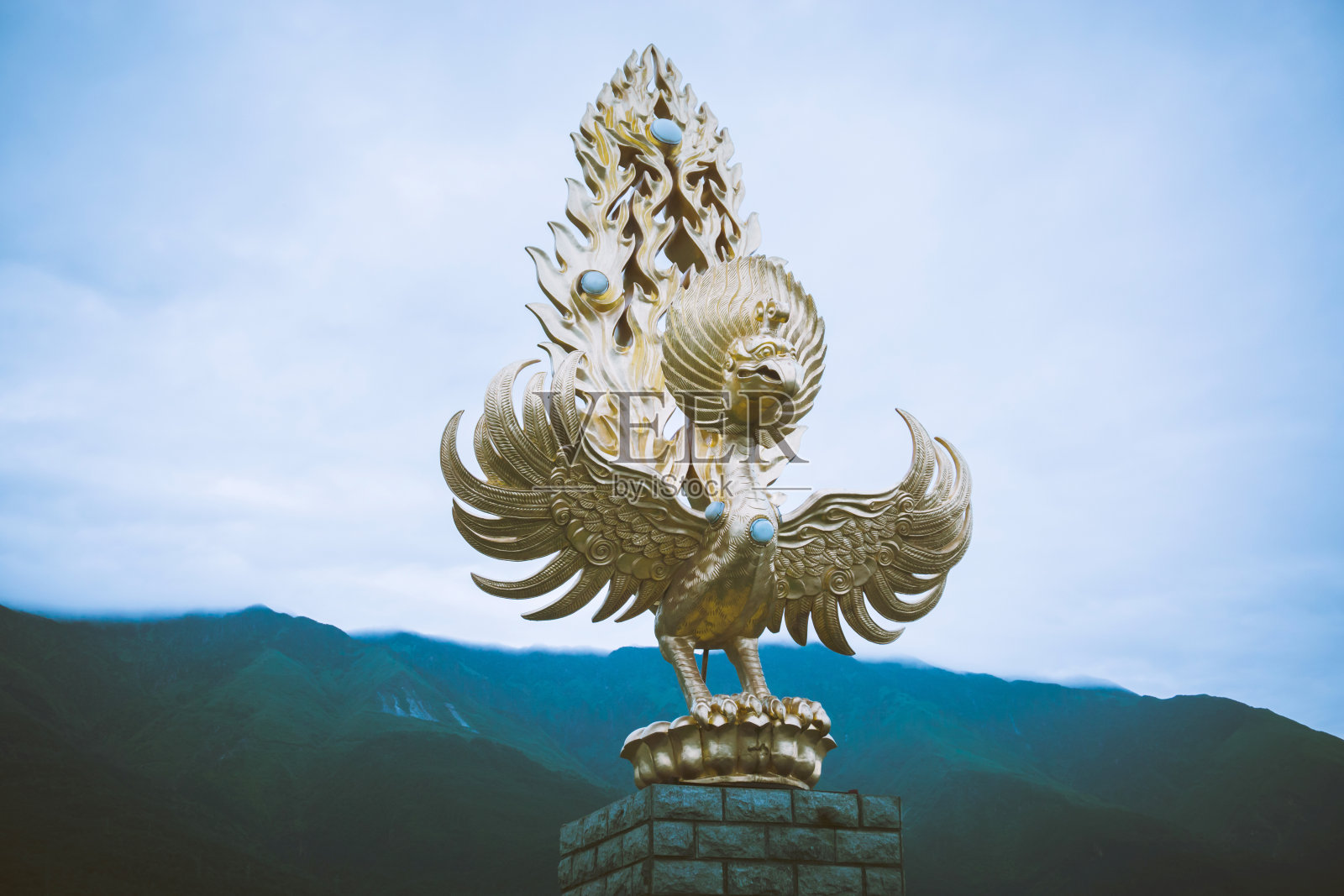 中国崇生寺的金色鸟雕照片摄影图片