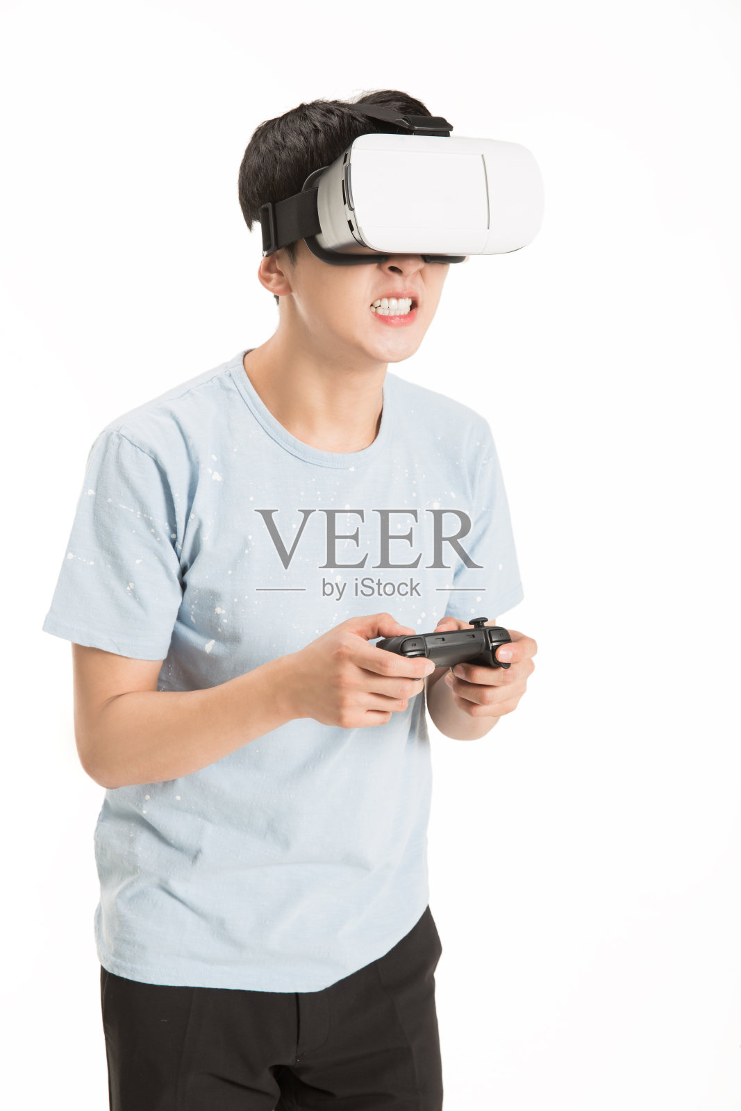 快乐的人玩游戏与vr眼镜隔离在白色的背景照片摄影图片