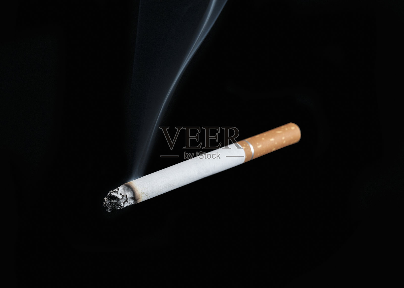 燃烧的香烟孤立在一个黑色的背景照片摄影图片