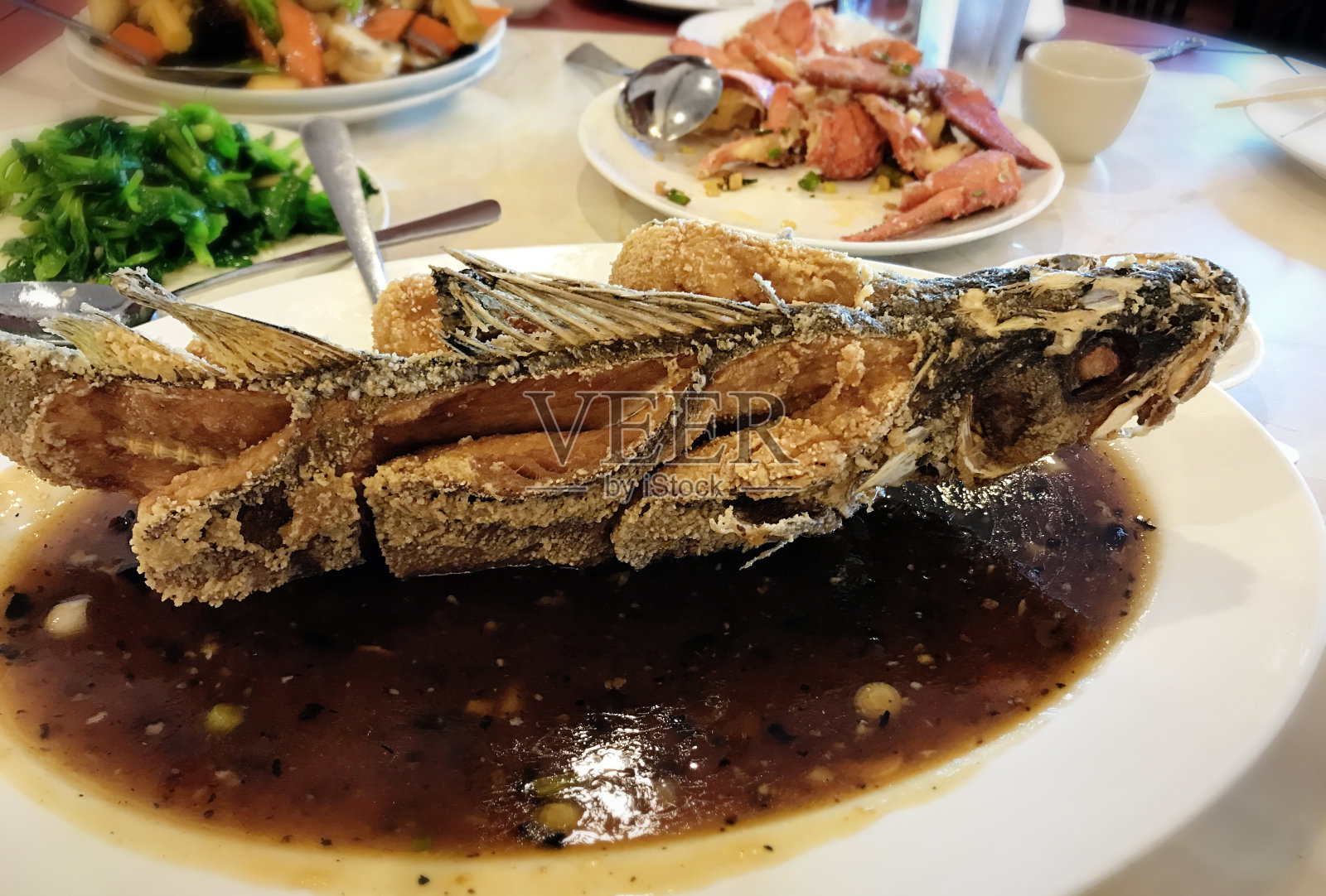 亚洲中餐:酱香酥炸鱼照片摄影图片
