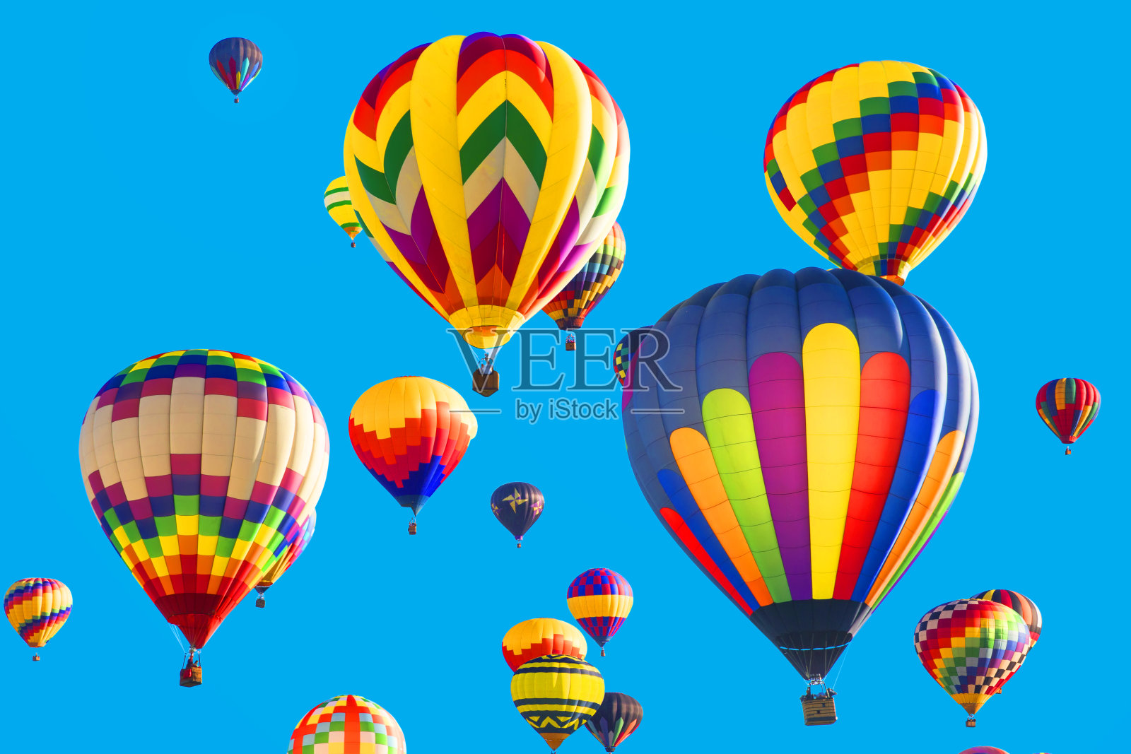 系列:彩色热气球在湛蓝的天空中飞翔照片摄影图片