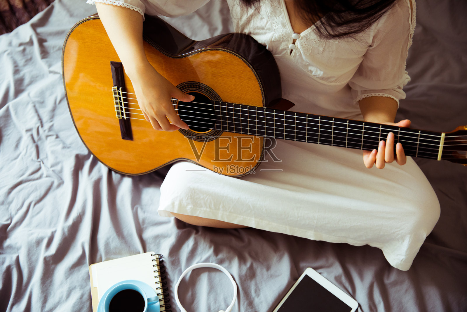 年轻女子弹吉他照片摄影图片