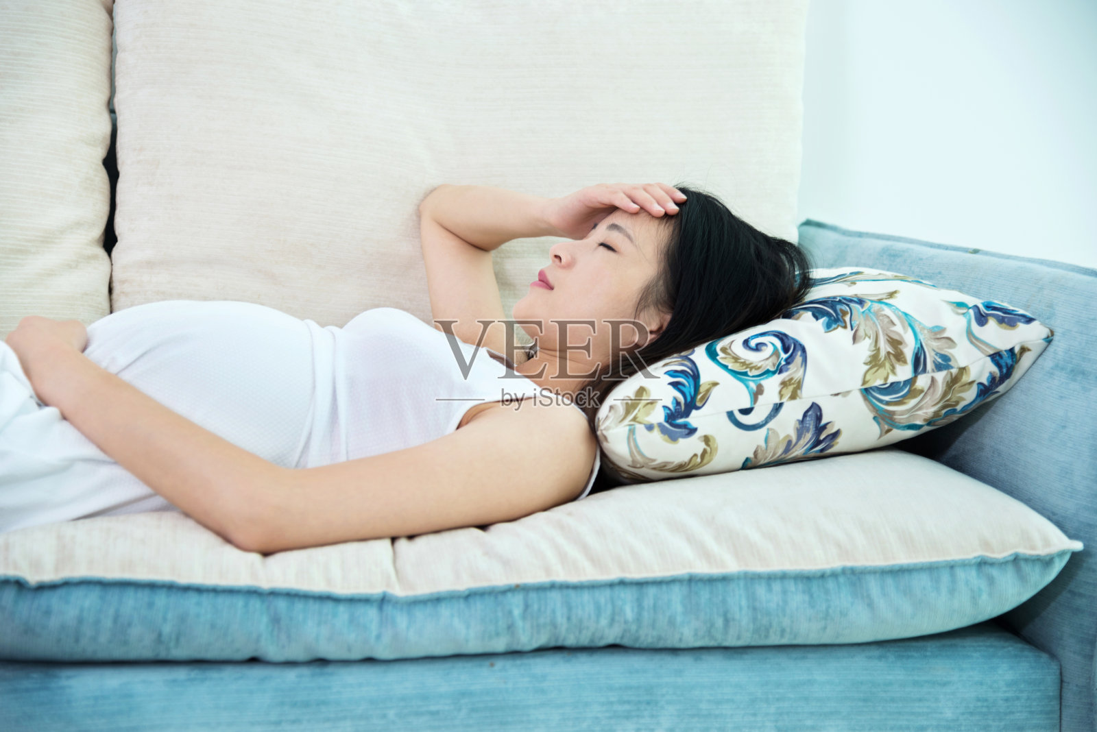 孕妇坐在床上孕妇坐在床上与超声波图片的局部视图下载 - 觅知网