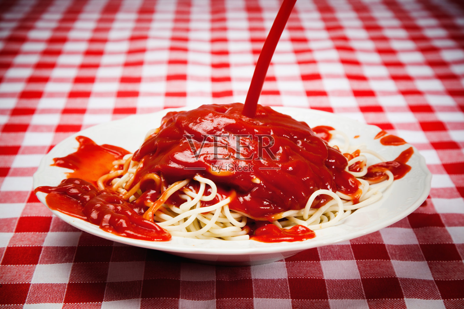 意大利面加了太多番茄酱照片摄影图片