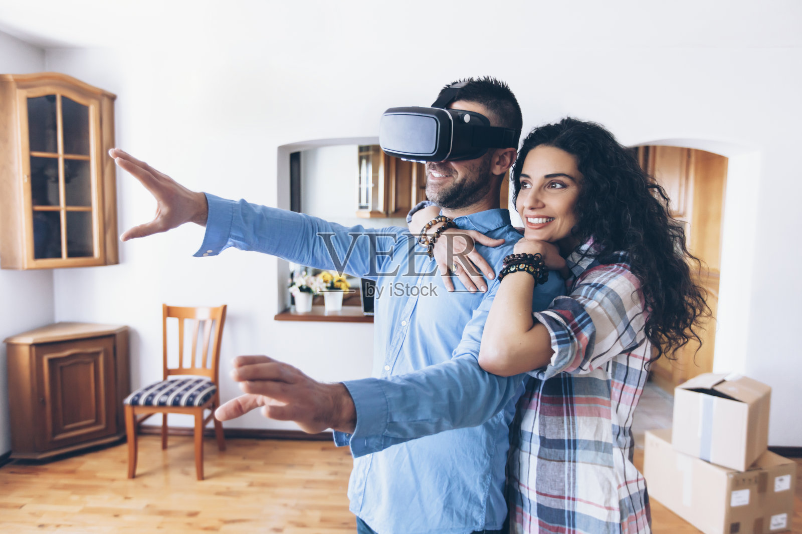 夫妇与VR头盔在家照片摄影图片