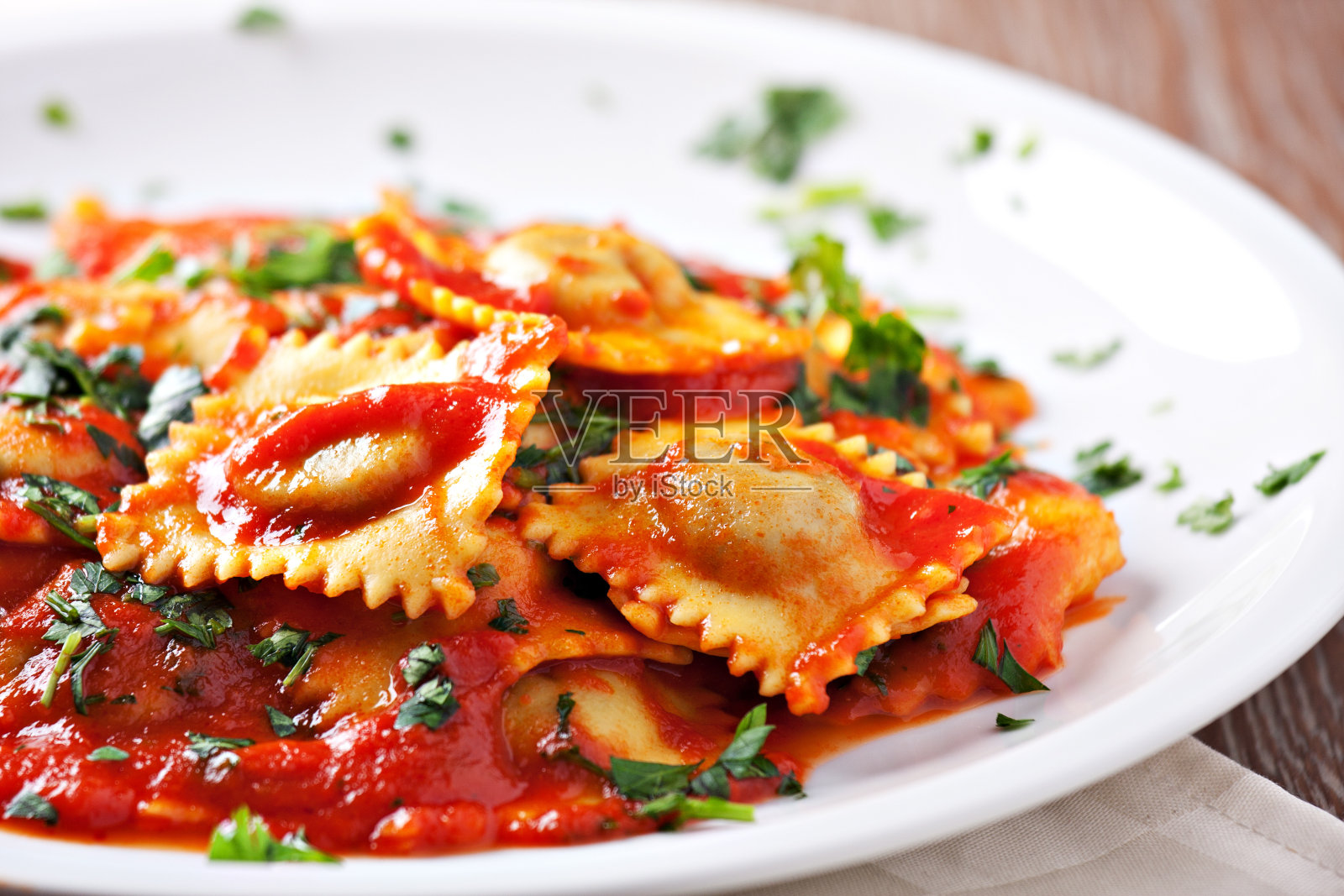 意大利饺子配番茄酱照片摄影图片