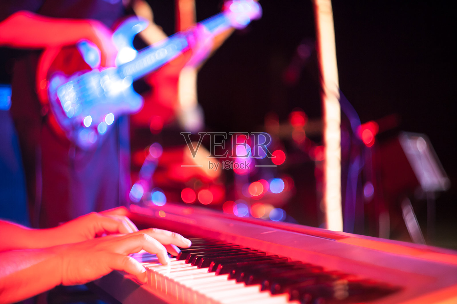 在爵士音乐节上弹奏电子键盘的音乐家照片摄影图片