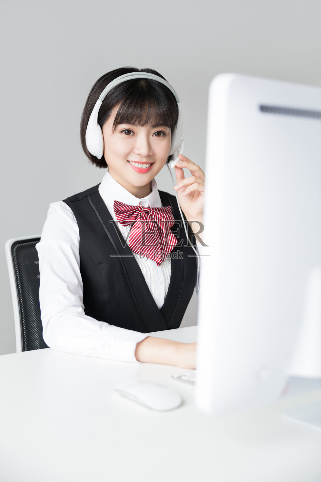 中国美丽年轻的操作员在办公室工作照片摄影图片