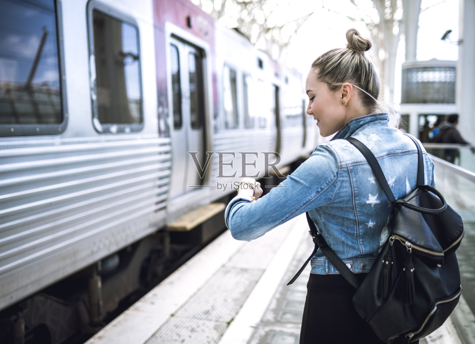女子旅行者背包在火车站检查时间照片摄影图片