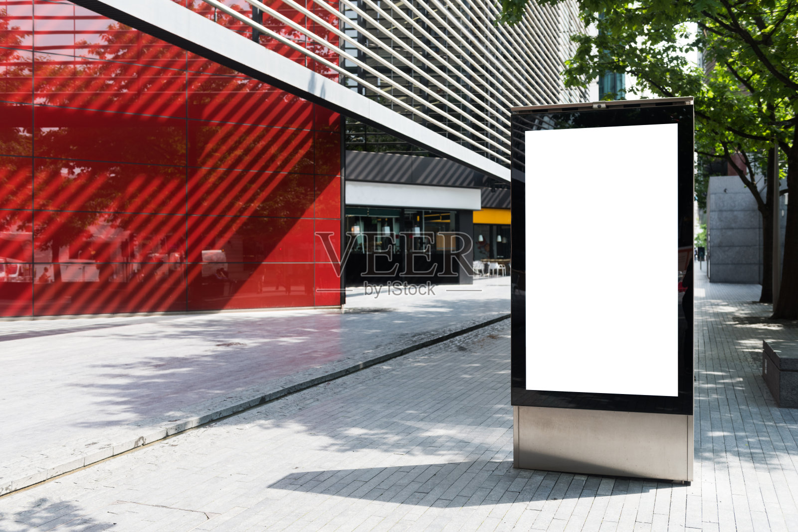 垂直广告牌与广告空间和复制空间在白色显示屏上拍摄户外照片摄影图片