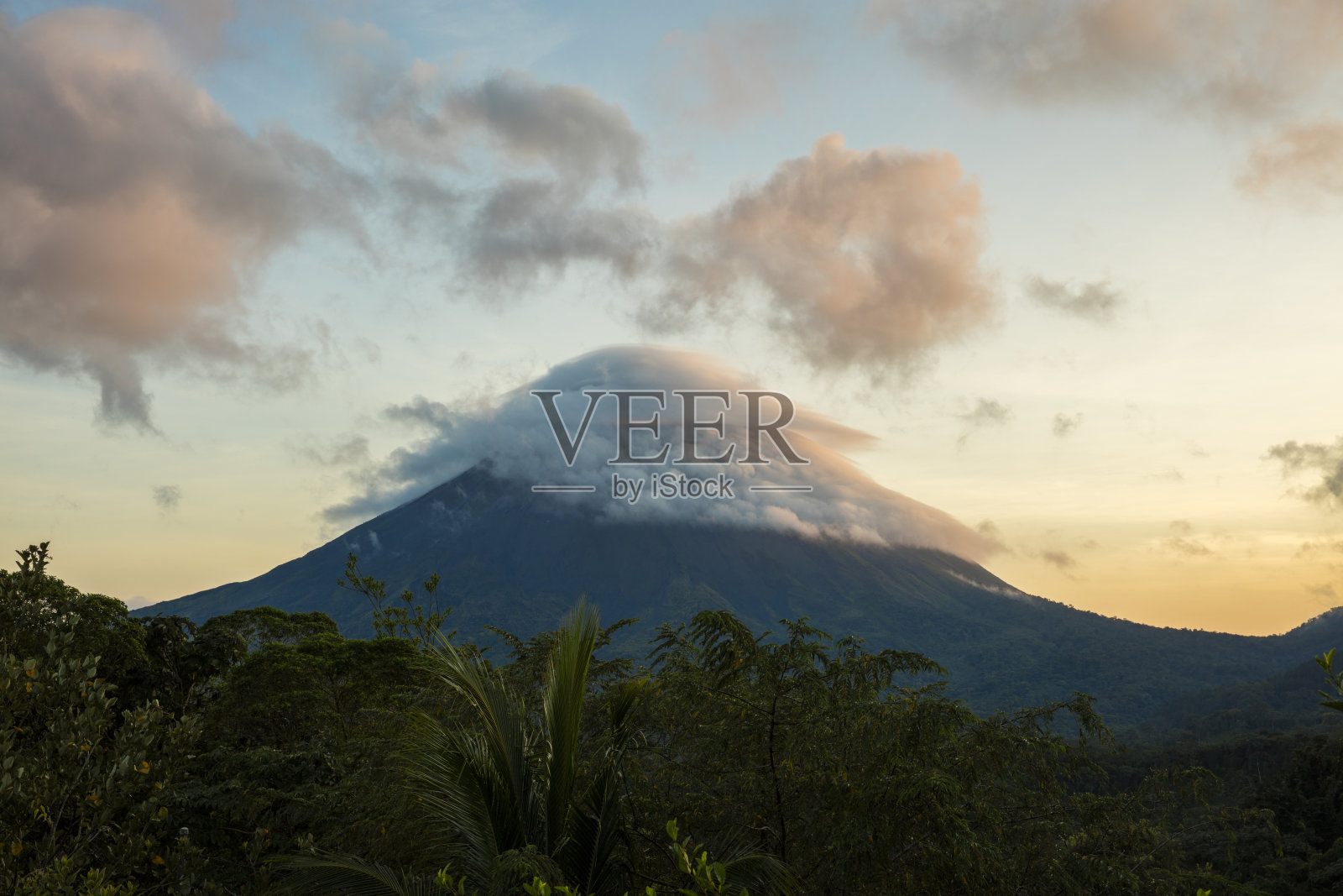 阿雷纳尔火山的热带雨林风景照片摄影图片