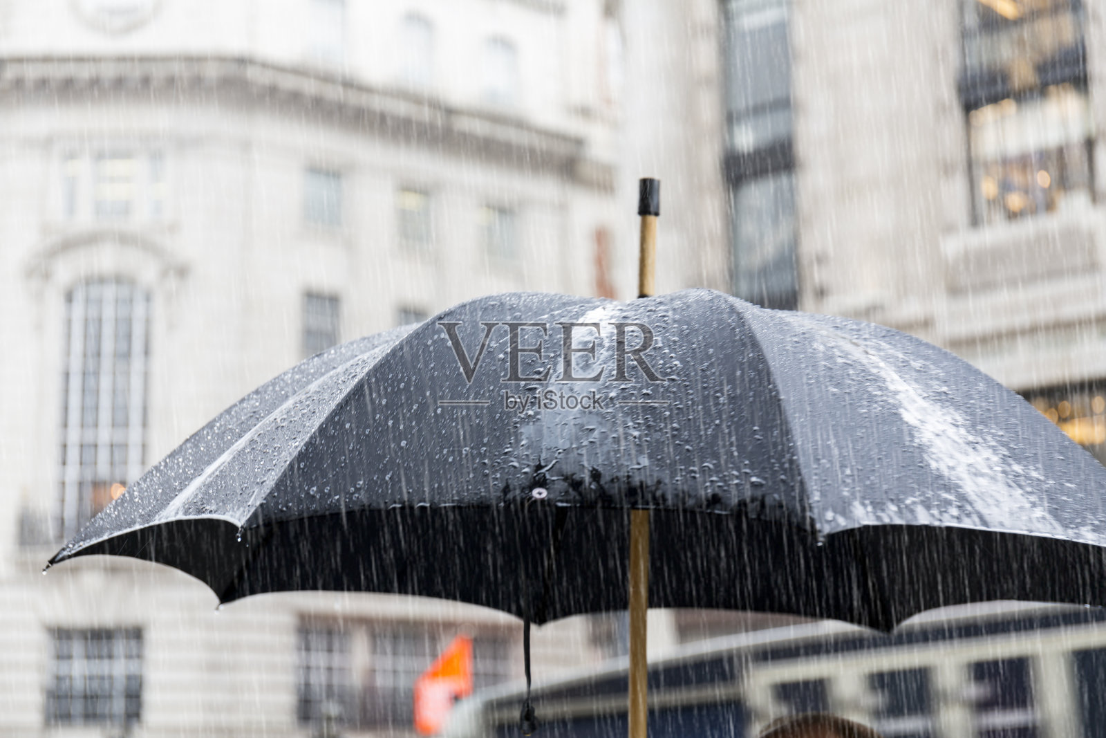 伦敦摄政街的雨照片摄影图片