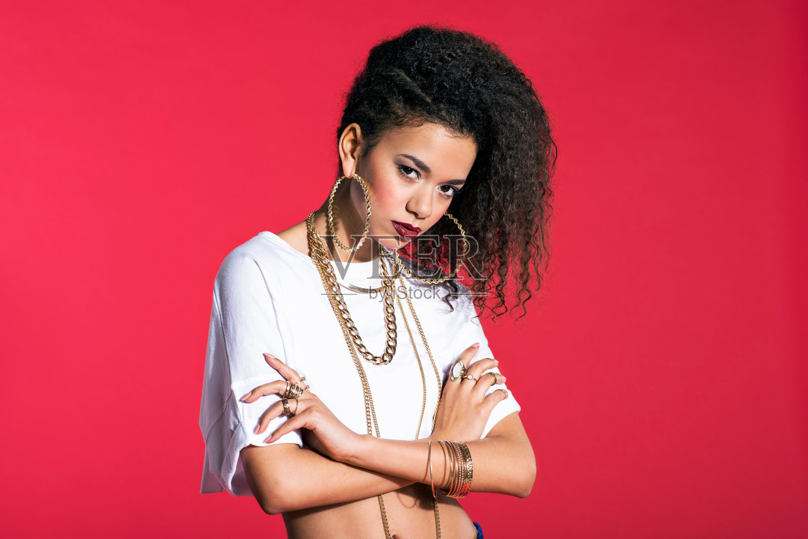 自信的拉丁年轻女子嘻哈风格的红色背景照片摄影图片