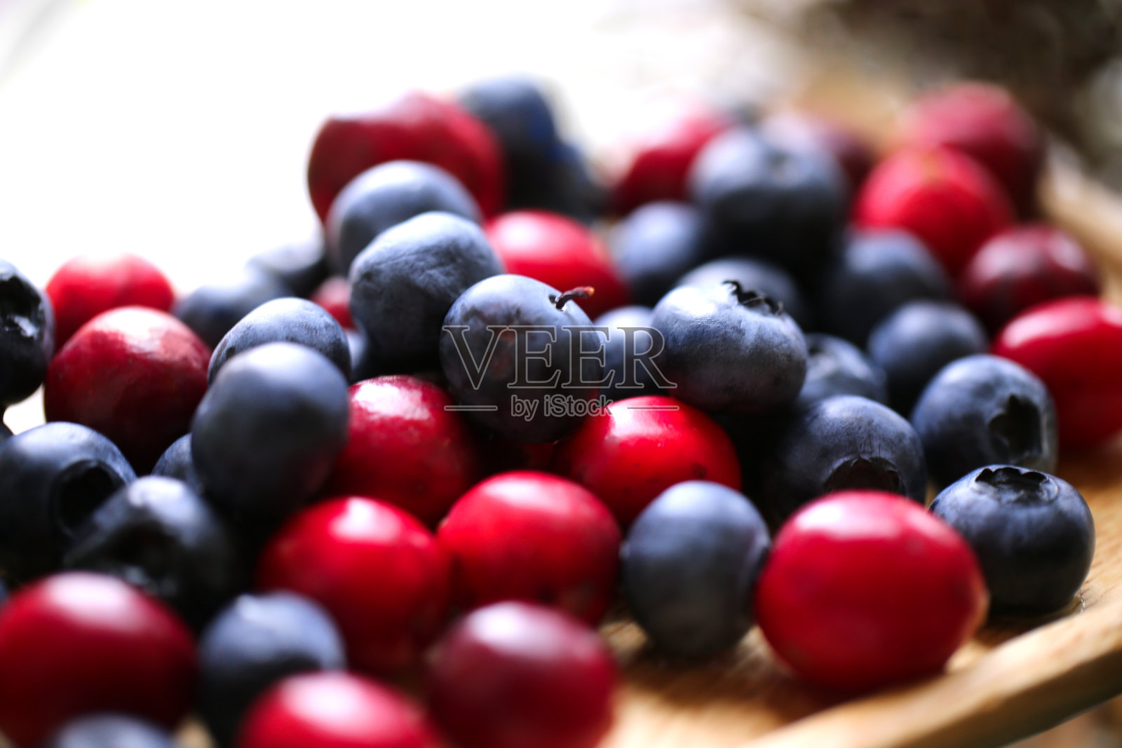浆果:白色背景上的黑莓，蓝莓，蔓越莓照片摄影图片