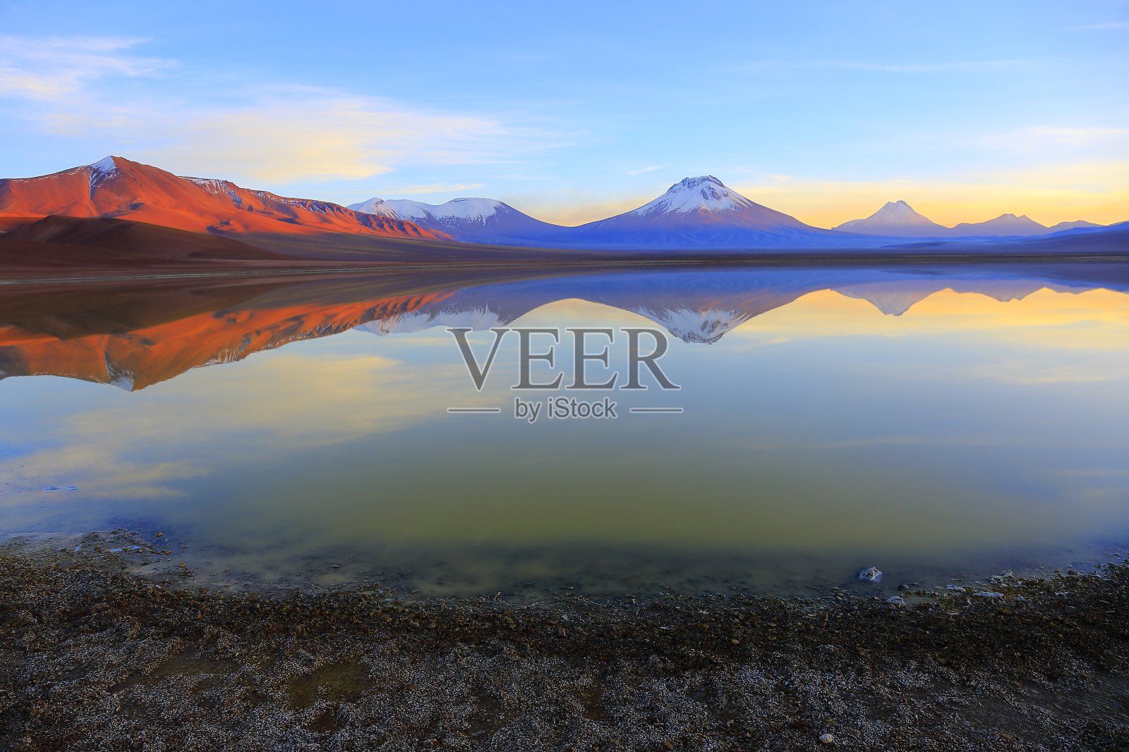 拉古纳勒加-戏剧性的勒加湖镜面反射在日出的黎明，白雪皑皑的拉斯卡和火山，田园般的阿塔卡马沙漠，火山景观全景-圣佩德罗阿塔卡马，智利，Bolívia和阿根廷边境照片摄影图片