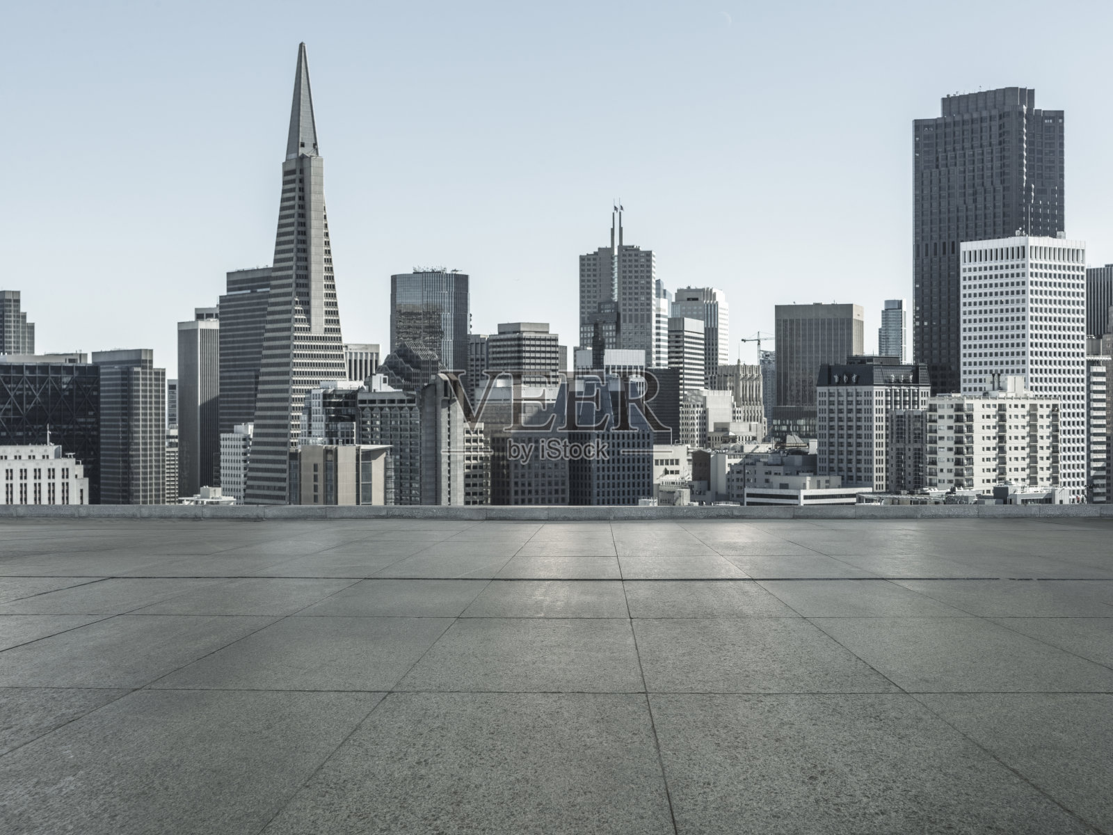 旧金山市中心天际线前的空瓷砖地板和地标泛美金字塔照片摄影图片
