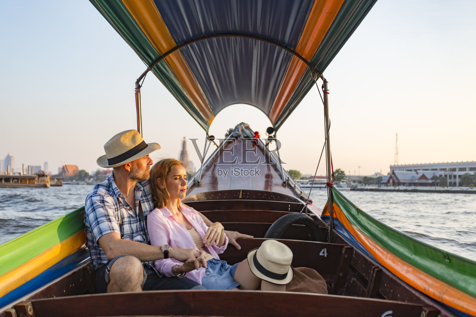 在泰国曼谷河上浪漫的日落游船上的成熟夫妇照片摄影图片