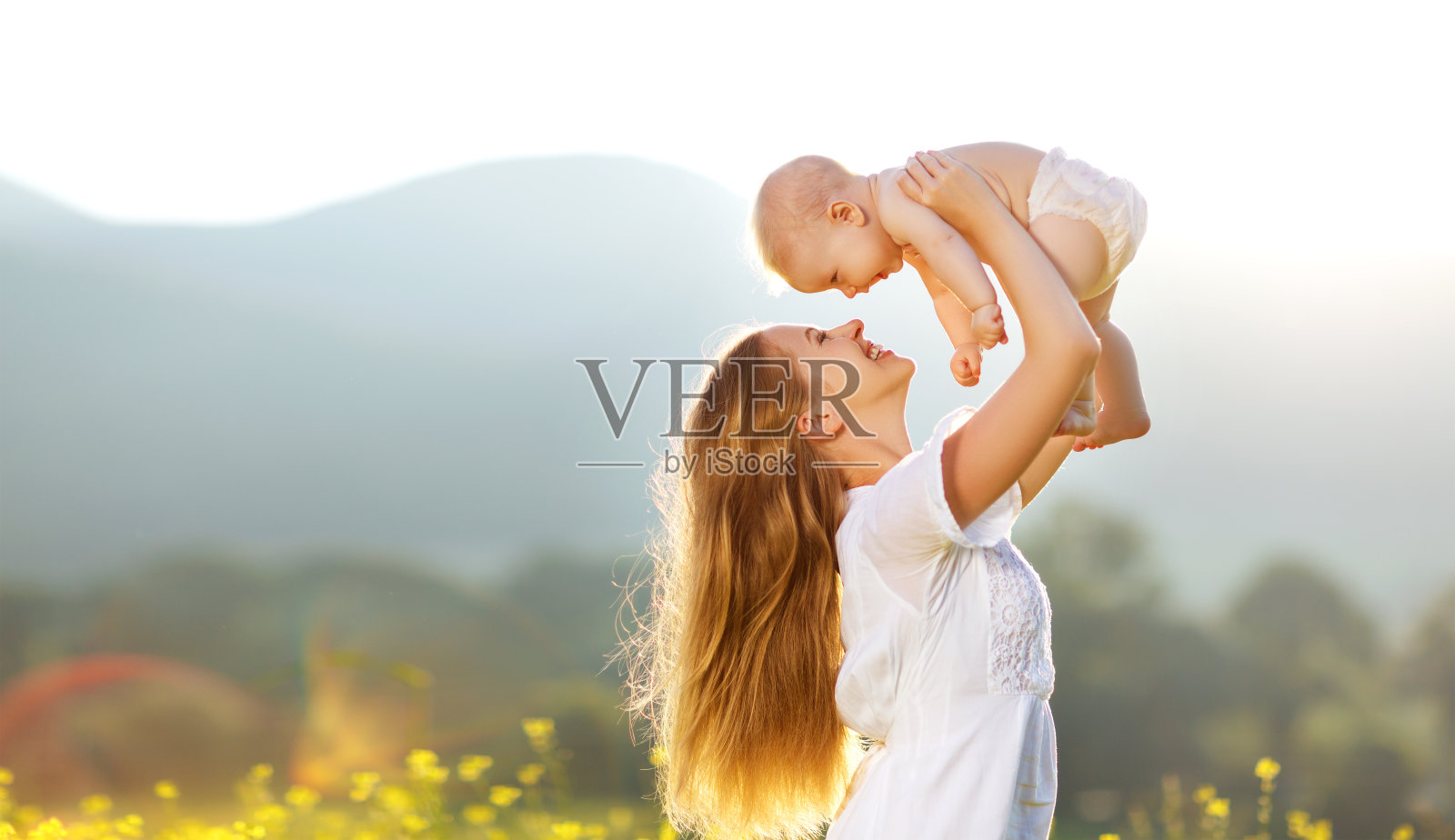 快乐的家庭，母亲和婴儿的儿子在大自然的夏天照片摄影图片