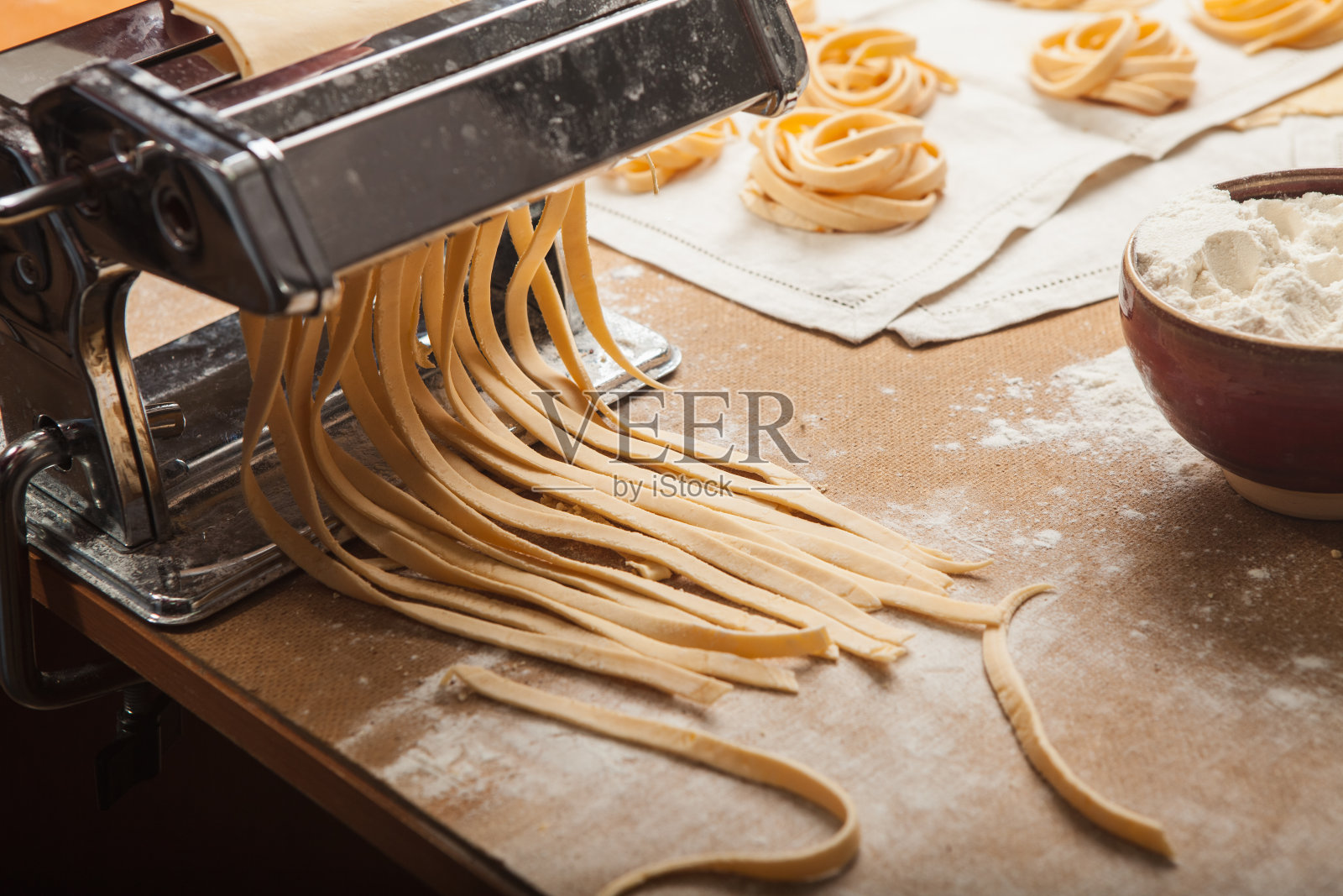 厨房桌上放着新鲜的意大利面和机器照片摄影图片