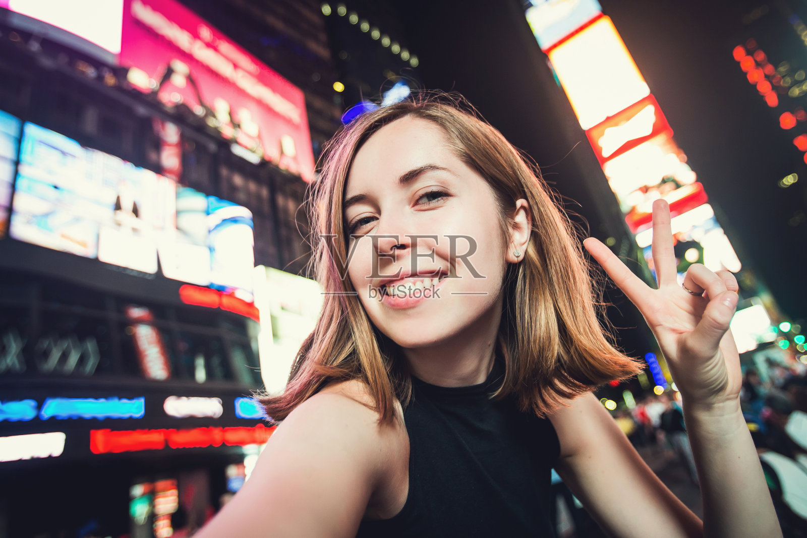 纽约时代广场，一名女游客在自拍照片摄影图片