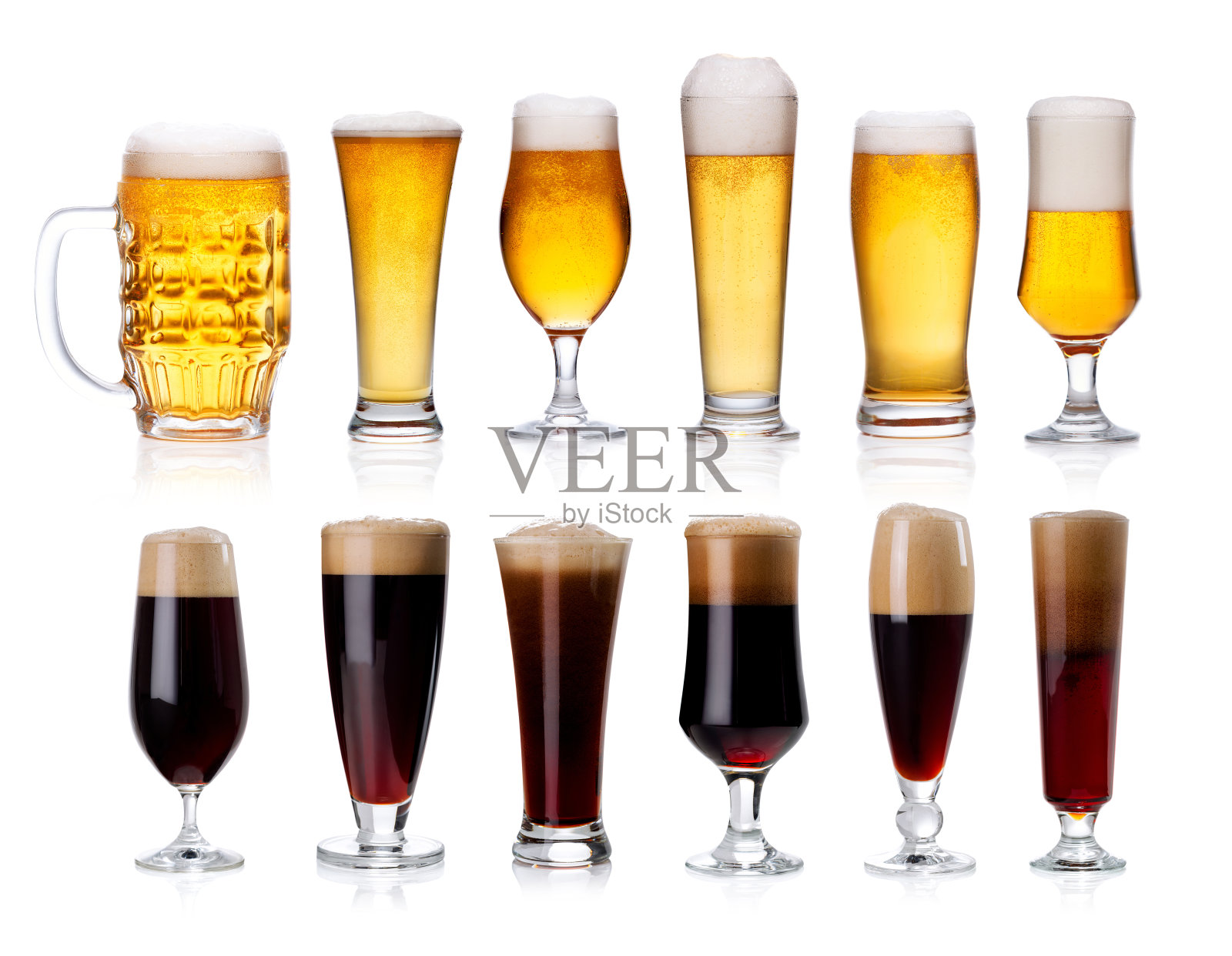 一套杯子和玻璃杯与浅色和深色啤酒隔离在白色照片摄影图片