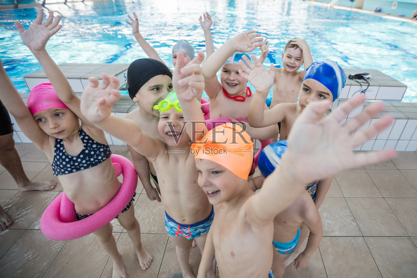快乐的小朋友们在游泳池班学习游泳照片摄影图片