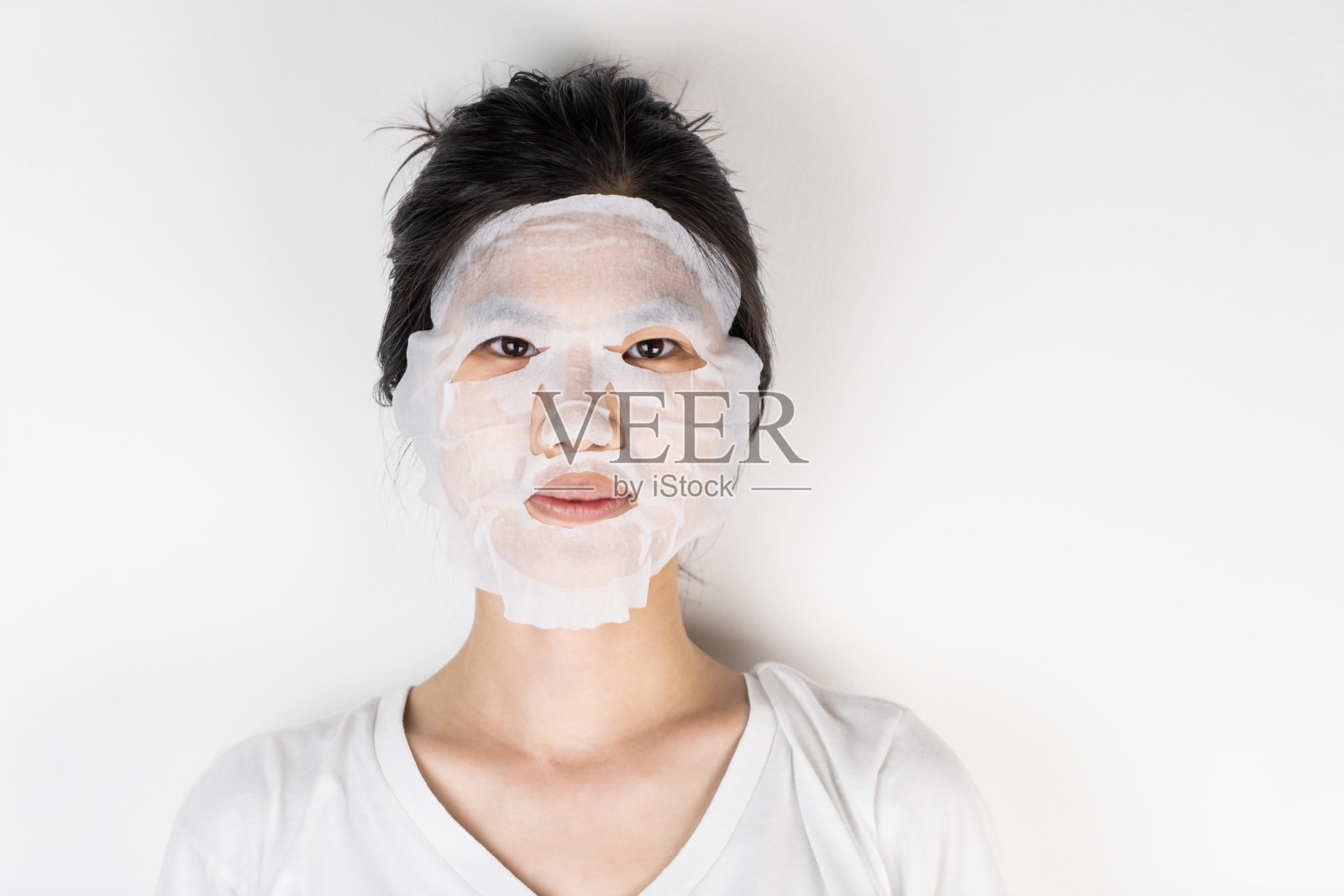 亚洲女孩与脸纸掩蔽美丽在白色的背景照片摄影图片