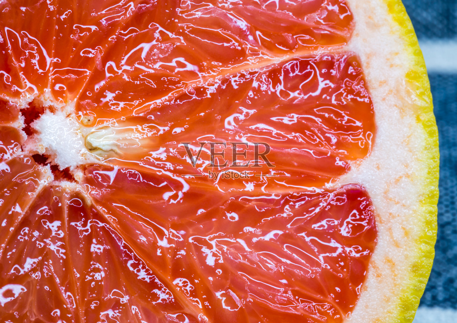 鲜红葡萄柚切片上桌，靠近照片摄影图片
