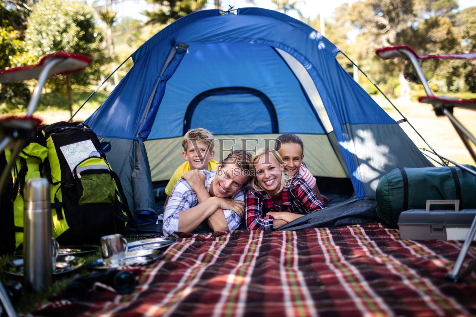 幸福的一家人躺在帐篷里照片摄影图片