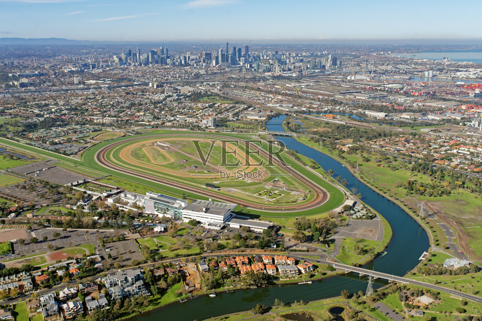 以墨尔本CBD为背景的弗莱明顿赛马场鸟瞰图(澳大利亚维多利亚州)照片摄影图片