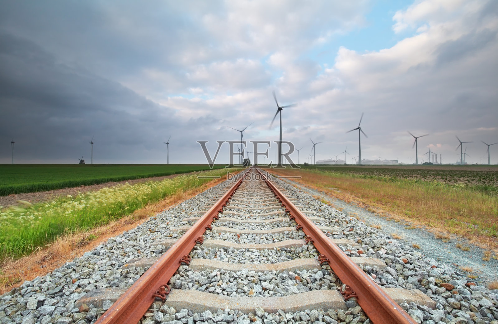 铁路和风车涡轮机，荷兰照片摄影图片