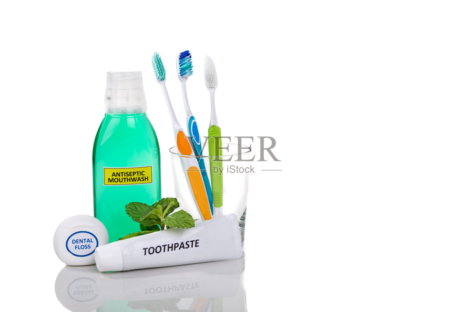 口腔护理必备锥形牙刷、牙膏、漱口水、牙线照片摄影图片