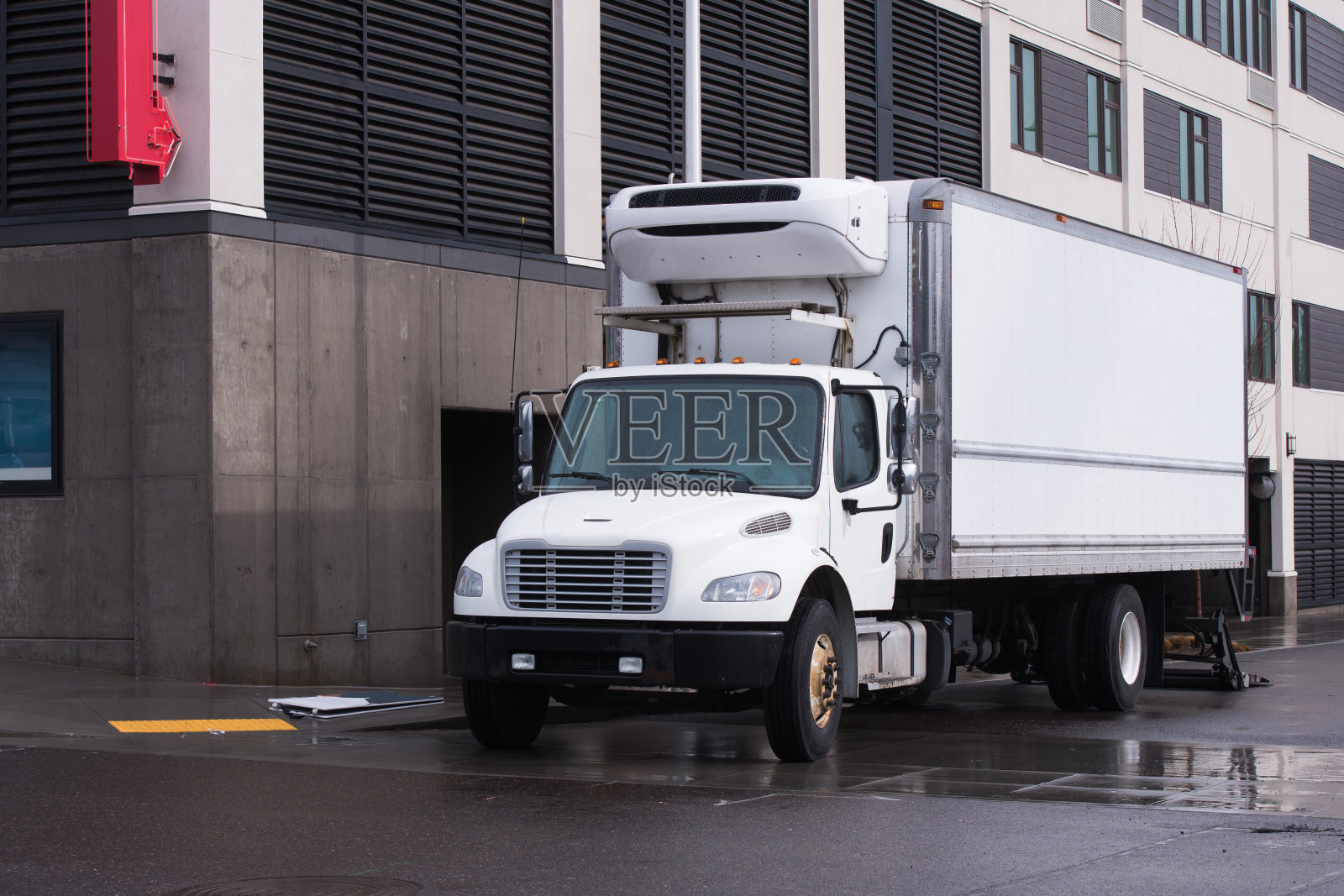 带冷藏箱的小型半挂车，用于本地运输，卸货所送食品照片摄影图片